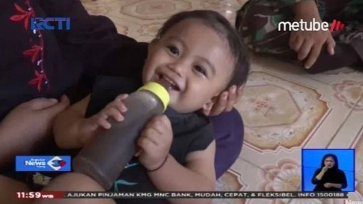 Кофеманка с пеленок: в Индонезии мать поит годовалую малышку кофе вместо молока. ФОТО