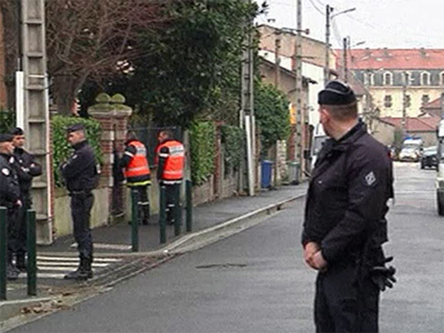 В Париже вооружённый псих взял в заложники сотрудников банка, но затем всех отпустил