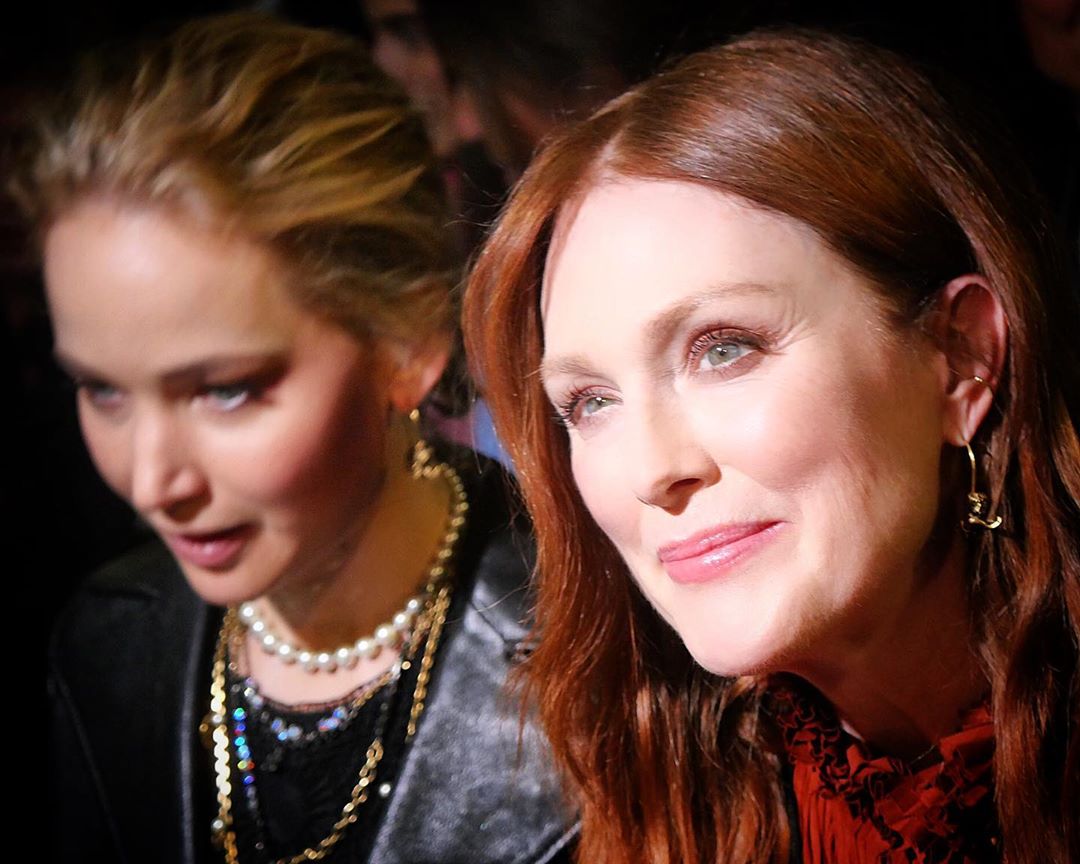 Дженнифер Лоуренс воссоединилась с Джулианной Мур на показе Dior. ФОТО