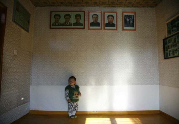 Даже если квартира совсем пустая, но портреты вождей должны быть обязательно. | Фото: nevsedoma.com.ua.