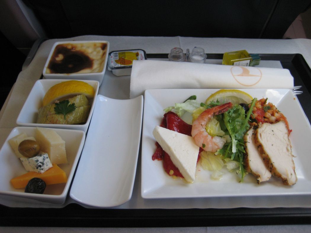 Еда на борту самолета в 15 авиакомпаниях