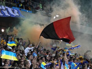 ФФУ официально просит разрешить бандеровские флаги на стадионах