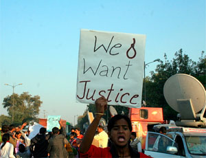 В Индии изнасиловали и подожгли школьницу