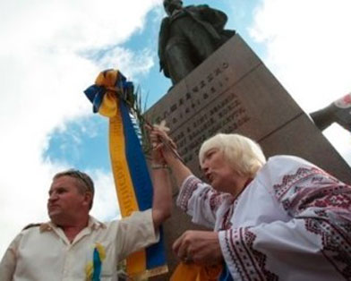 Украинка, отсидевшая за порезанную ленту на венке Януковича, дошла до Евросуда