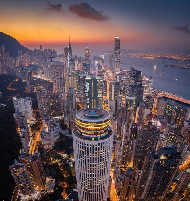 Вечерние огни Гонконга (Китай). | Фото: instagram.com/ Lee Mumford.