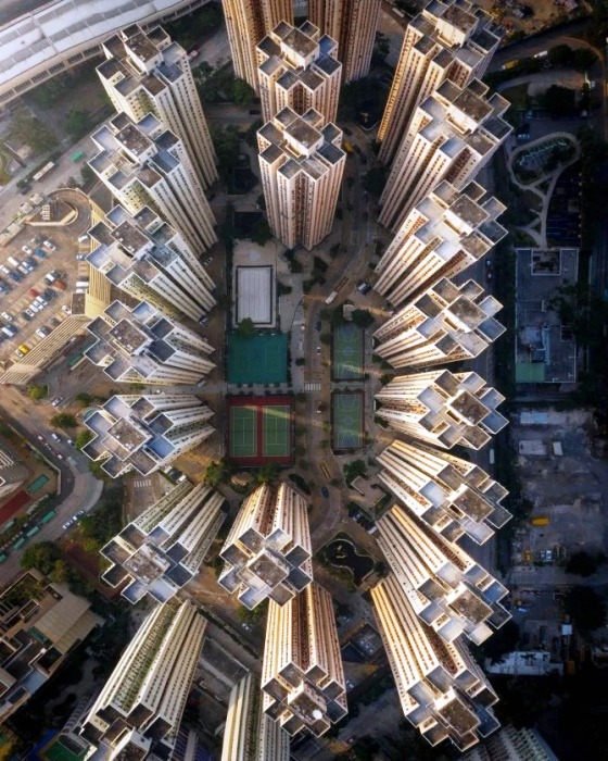 Внутридворовая территория высоток Гонконга (Китай). | Фото: bigpicture.ru/ Lee Mumford.