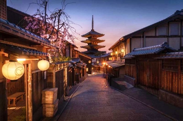 Историческая часть японского мегаполиса в вечерних огнях (Япония). | Фото: vinegred.ru/ Lee Mumford.