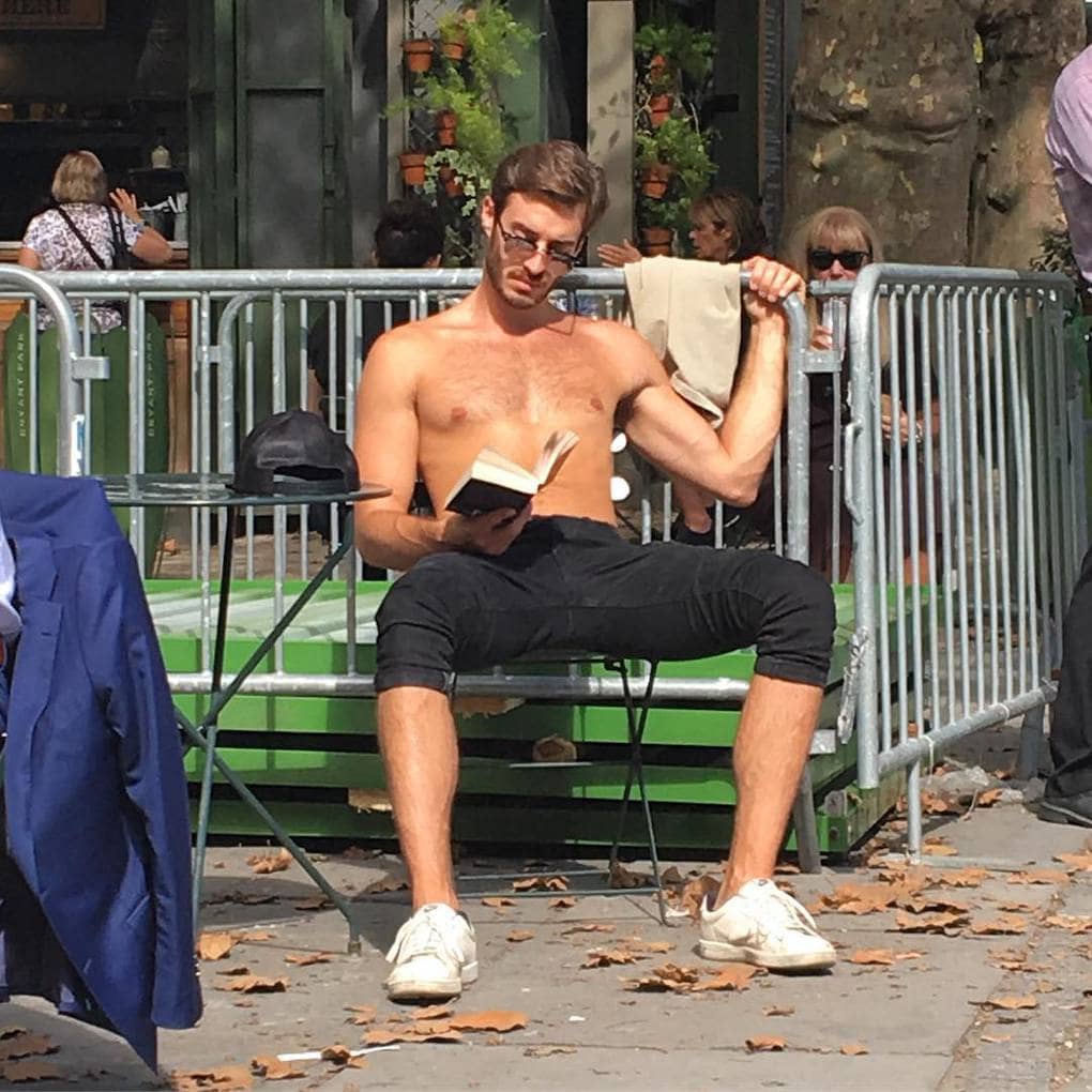 15 горячих парней с книгами из Instagram
