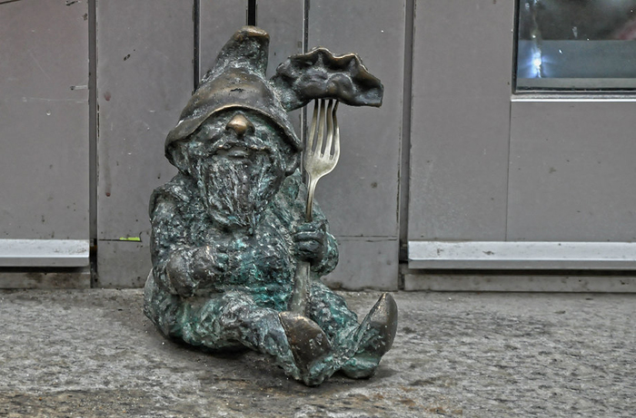 Почему на улицах польского города Вроцлава так много фигурок гномов