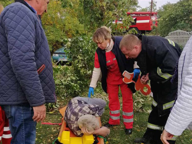 Под Днепром спасатели достали из каменного колодца пенсионера. ВИДЕО