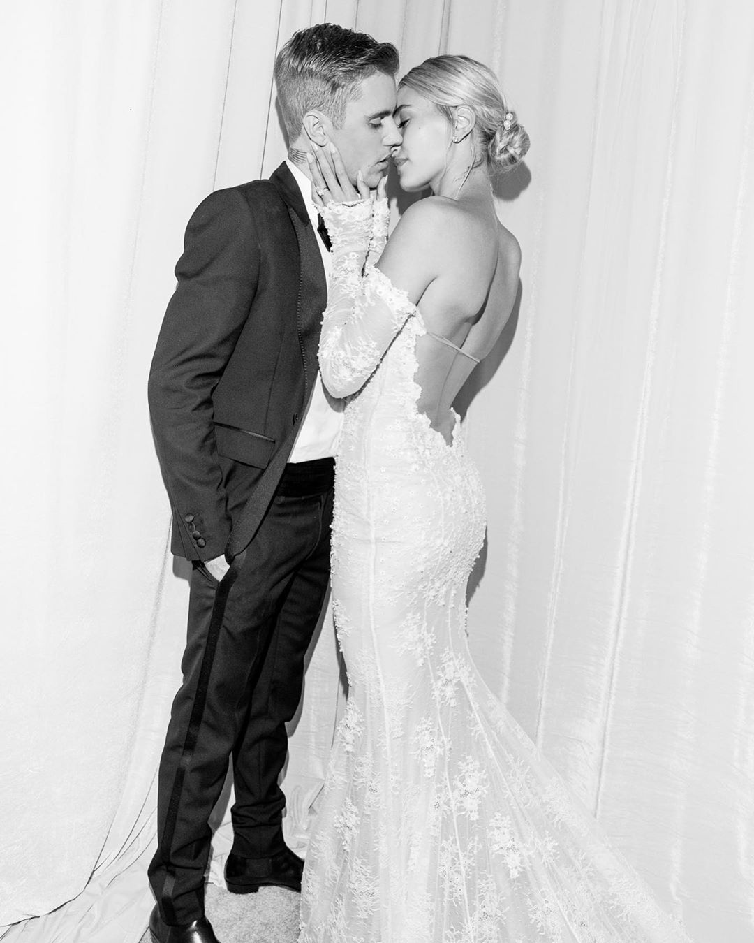 Роскошное платье, кольца и поцелуи: Джастин и Хейли Бибер показали новые свадебные фото
