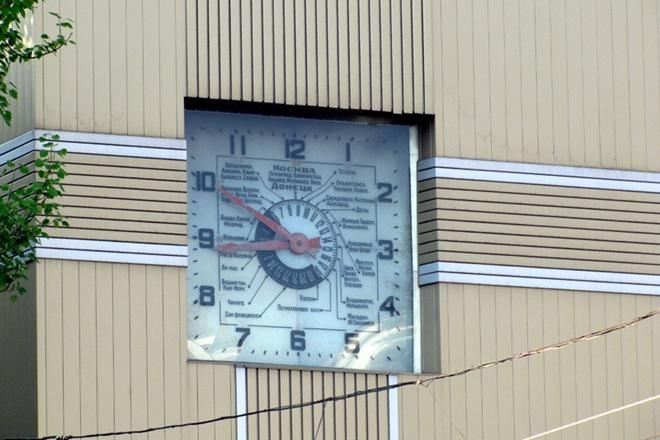 Остановились старейшие часы Донецка