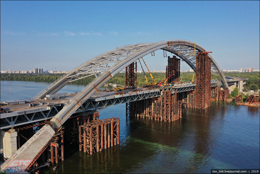 Как в Киеве достраивают самый большой арочный мост в Европе. ФОТО