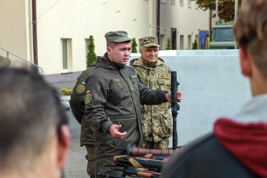 Гвардейцы Слобожанской бригады показали военную технику детям. ФОТО