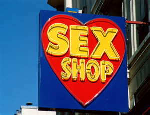 Стрип-клубам и секс-шопам нужно будет получить разрешение у властей 