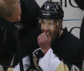 В NHL хоккеист во время матча вырвал себе зубы 