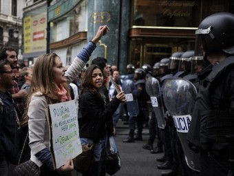 В Риме демонстранты закидали политиков яйцами и помидорами 