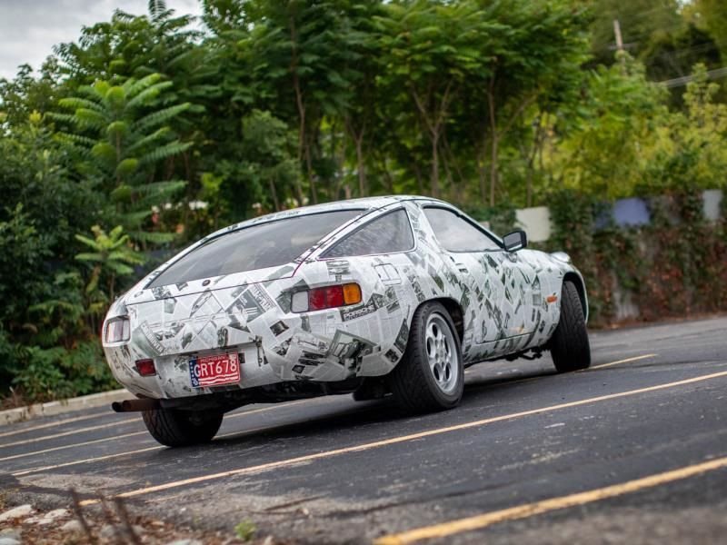 Энтузиаст покрыл Porsche 928 газетами