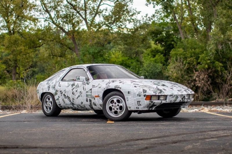 Энтузиаст покрыл Porsche 928 газетами