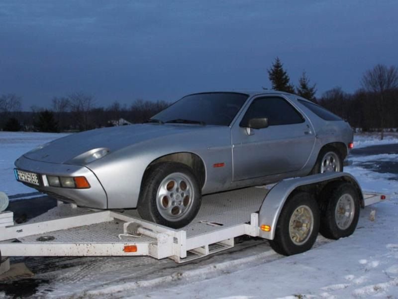 Энтузиаст покрыл Porsche 928 газетами