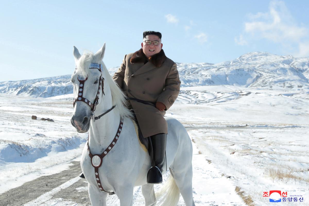 Ким Чен Ын на белом коне поднялся на самую высокую гору КНДР. ФОТО