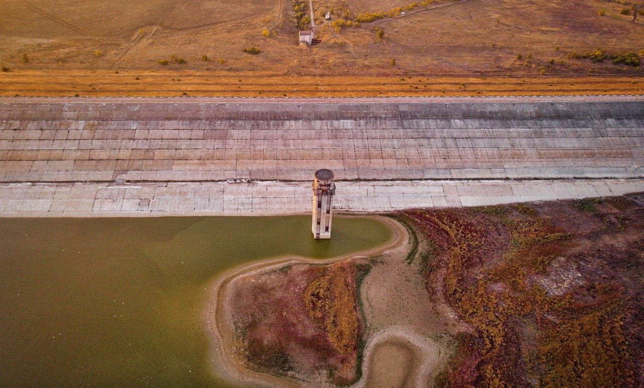 Напоминает лужу: высыхающее водохранилище в Крыму показали с высоты птичьего полета. ФОТО