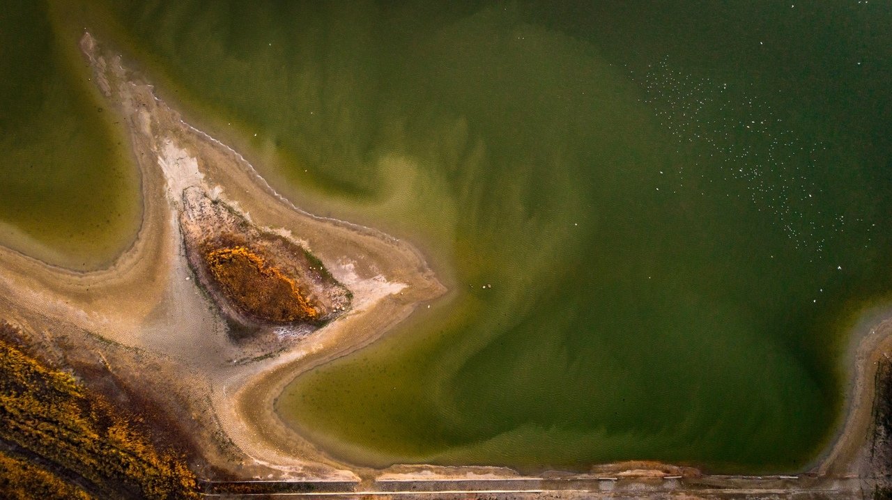 Напоминает лужу: высыхающее водохранилище в Крыму показали с высоты птичьего полета. ФОТО