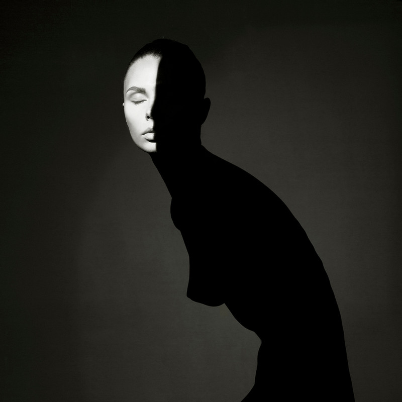 Фотограф Георгий Майер одел моделей в свет и тень