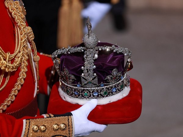 Без короны, но в карете: впервые с 2017 года королева Елизавета открыла сессию парламента. ФОТО