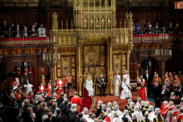 Без короны, но в карете: впервые с 2017 года королева Елизавета открыла сессию парламента. ФОТО