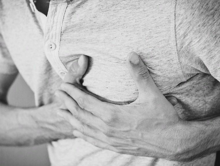 Боль в желудке может указывать на приближение сердечного приступа