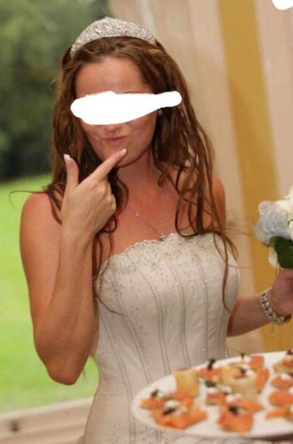 «Помятые простыни»: девушку высмеяли за попытку продать свадебное платье в стиле «Трупа невесты» за 380 долларов. ФОТО