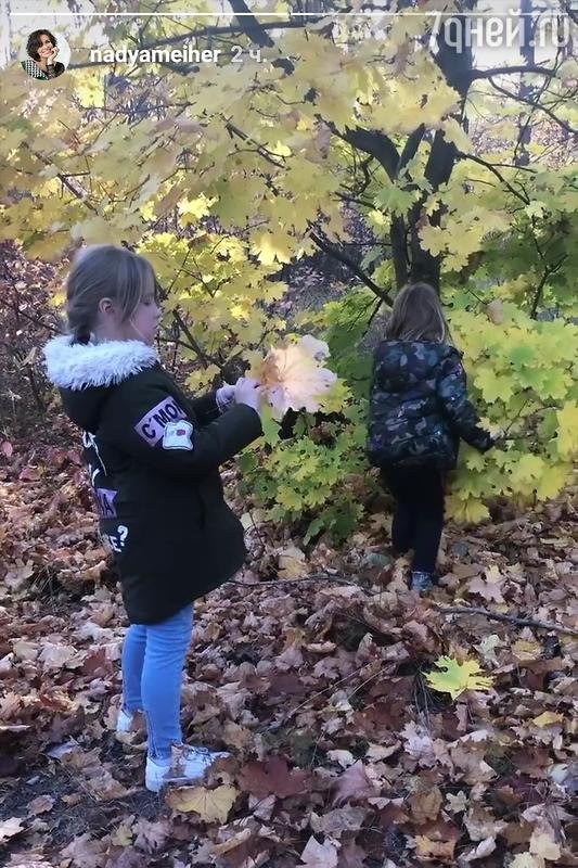 «Мои конфетки»: Надежда Грановская показала на прогулке подросших дочерей. ФОТО