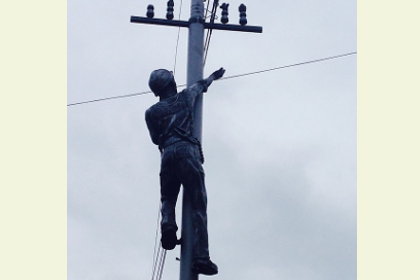 В Ижевске на фонарном столбе установили памятник электрику