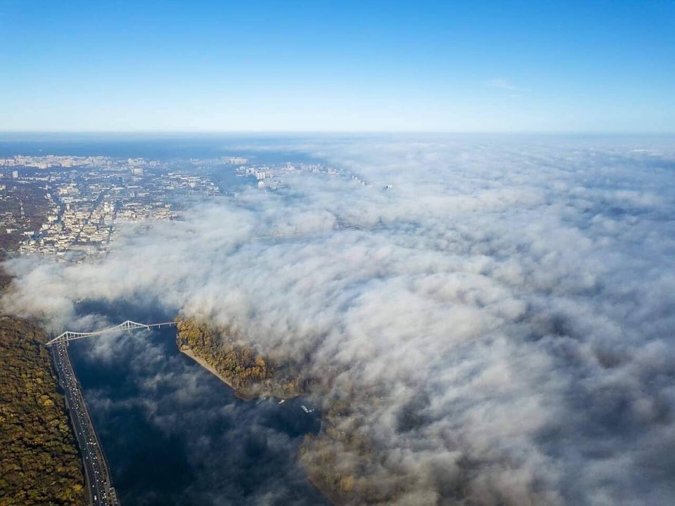Свежие пейзажи туманного Киева. Фото