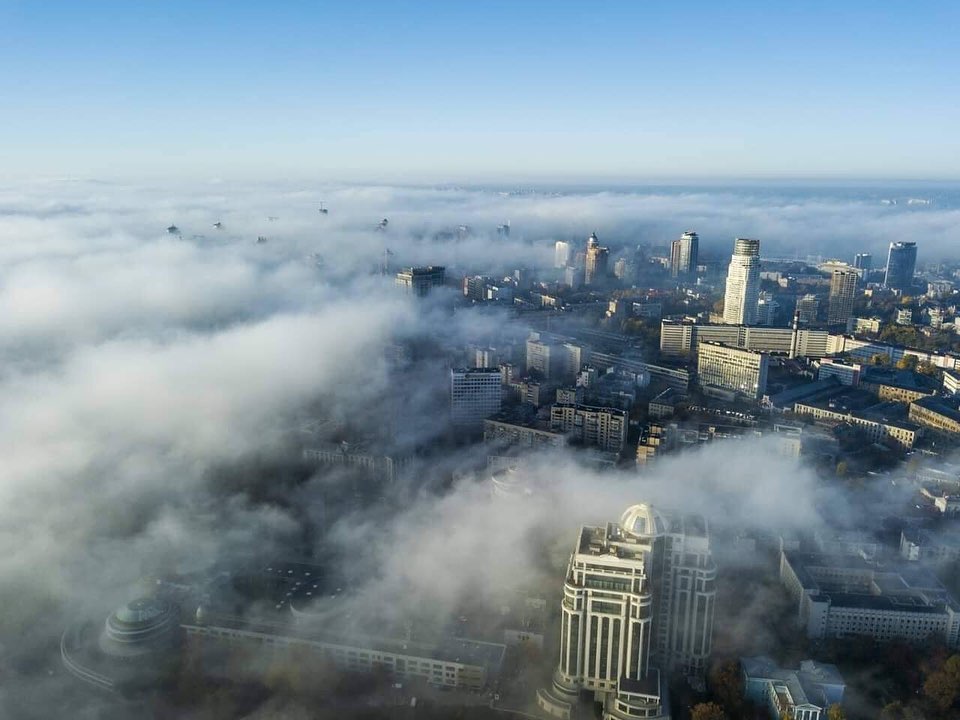 Свежие пейзажи туманного Киева. Фото