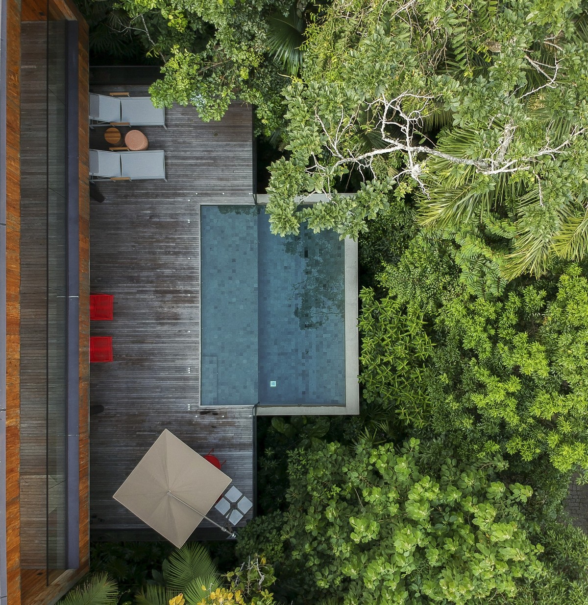 Лесной двухэтажный дом с бассейном в Бразилии
