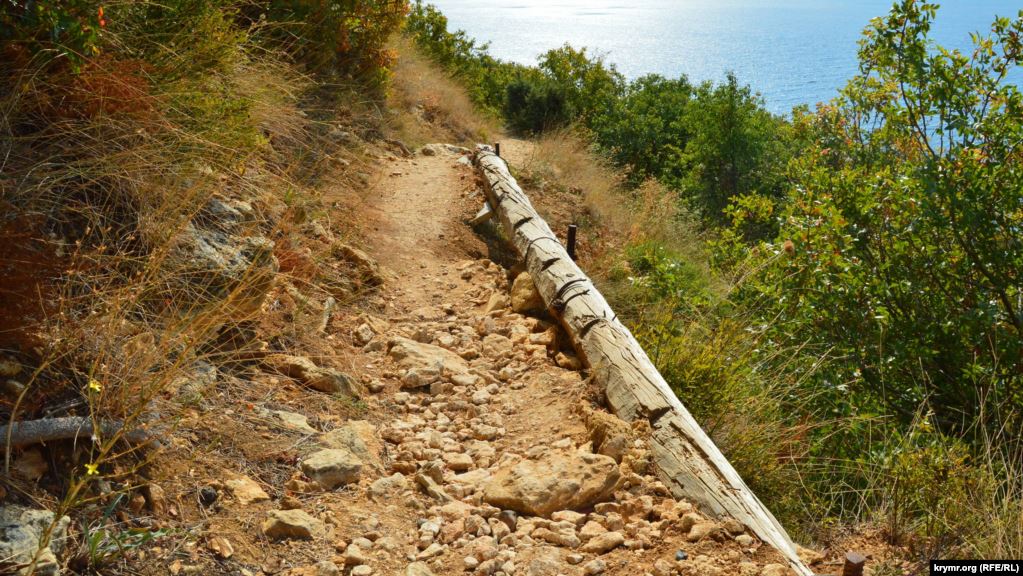 Осыпающаяся тропинка на пляж укреплена бревном