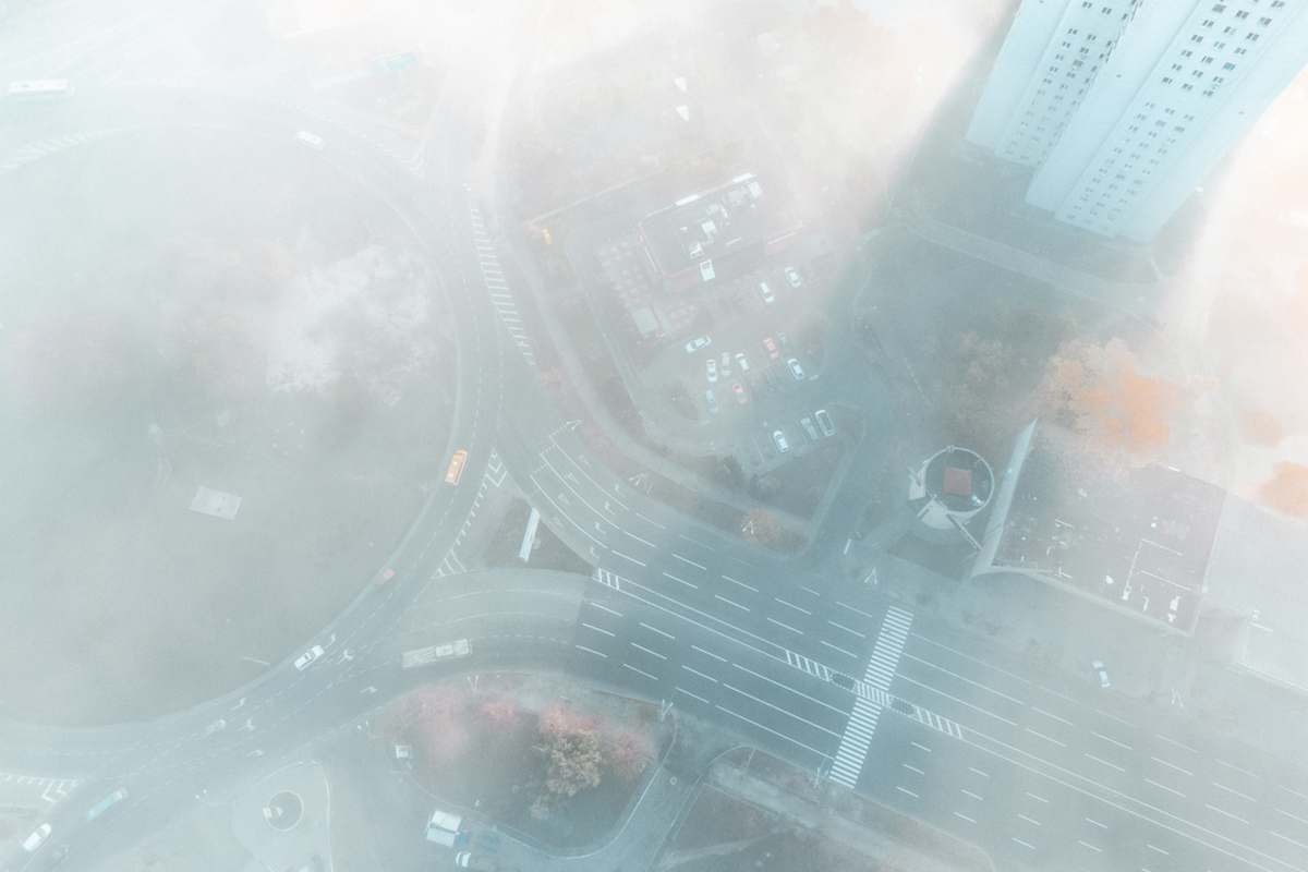 Дрожащие от тумана улицы кажутся растворенными во времени