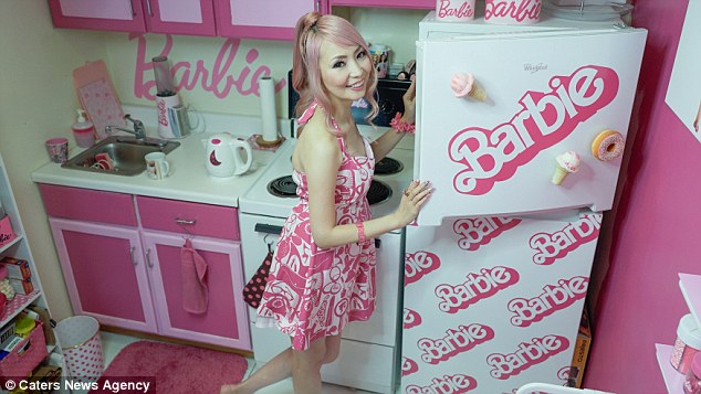 Эта девушка превратила свой дом в музей Барби. Фото