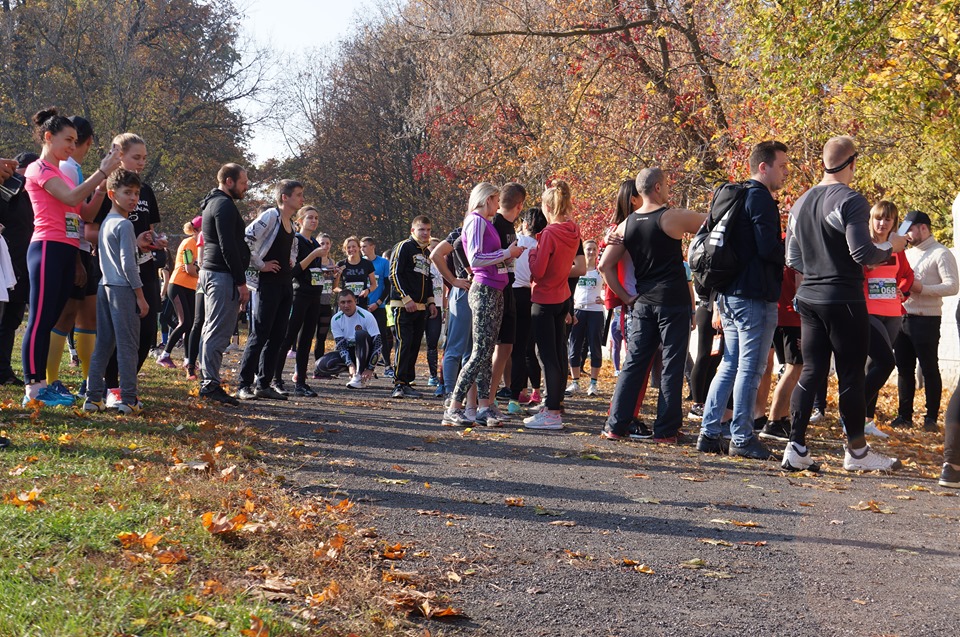 Около 200 мужчин и женщин пробежали благотворительный марафон. ФОТО