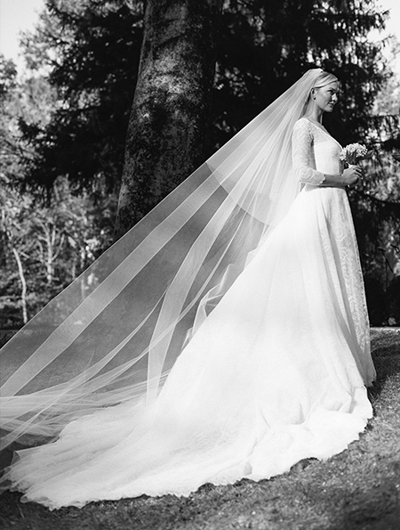 365 дней спустя: Карли Клосс показала, как создавалось ее свадебное платье. ВИДЕО