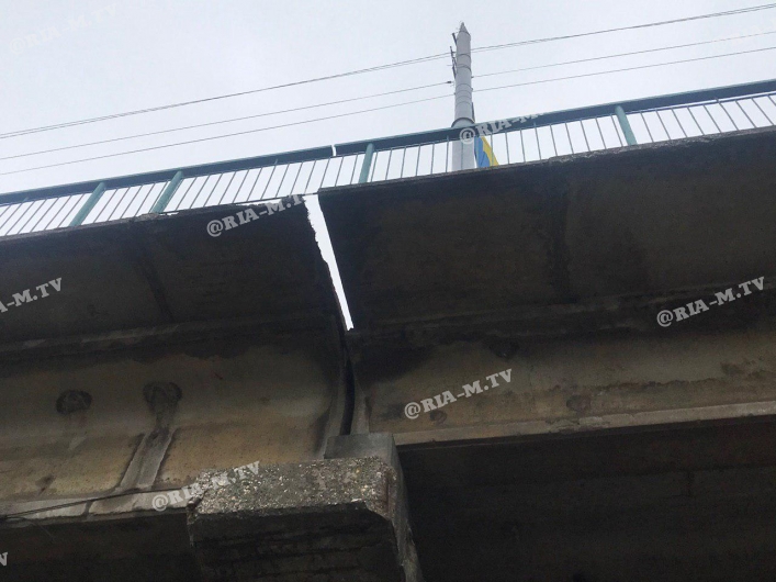 С риском для жизни — в Мелитополе между плитами на мосту у людей застревают ноги. ВИДЕО