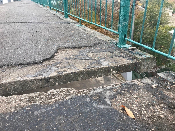 С риском для жизни — в Мелитополе между плитами на мосту у людей застревают ноги. ВИДЕО
