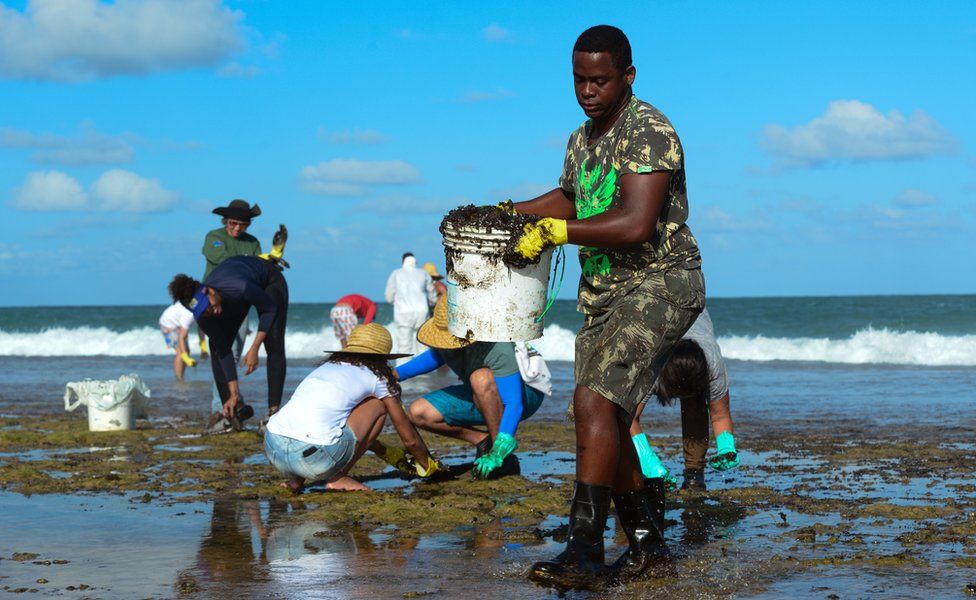 Очищать пляжи на северо-востоке Бразилии от нефти вышли тысячи людей. ФОТО