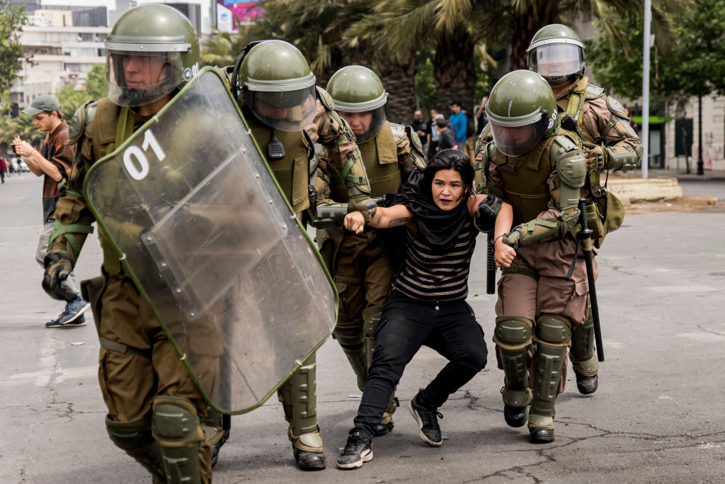 Горящий небоскреб и бунт в Сантьяго. Фоторепортаж: как в Чили протестуют из-за повышения цен в метро. ФОТО