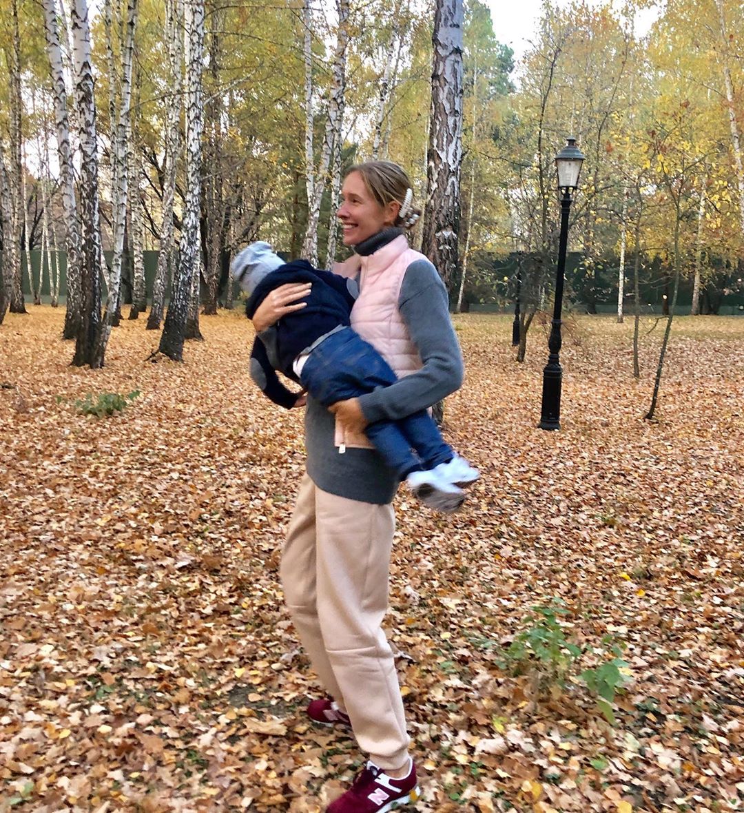 Катя Осадчая поделилась милыми фото с прогулки с сыном. ФОТО