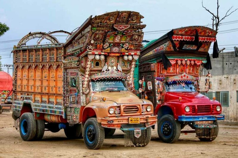 Яркий дизайн автомобилей в Пакистане