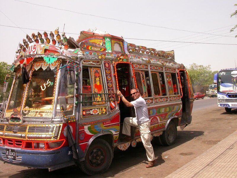 Яркий дизайн автомобилей в Пакистане