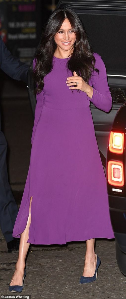 Меган Маркл в фиолетовом и Кейт Миддлтон в платье с принтом под кораллы: герцогини появились на публике в новых нарядах. ФОТО